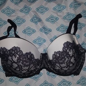 VICTORIA'S SECRET black and white lacy bra